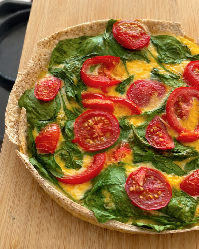 Chrupiąca tortilla z jajkiem, szpinakiem i pomidorkami
