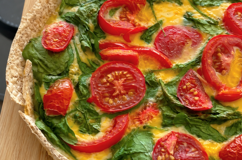 Chrupiąca tortilla z jajkiem, szpinakiem i pomidorkami